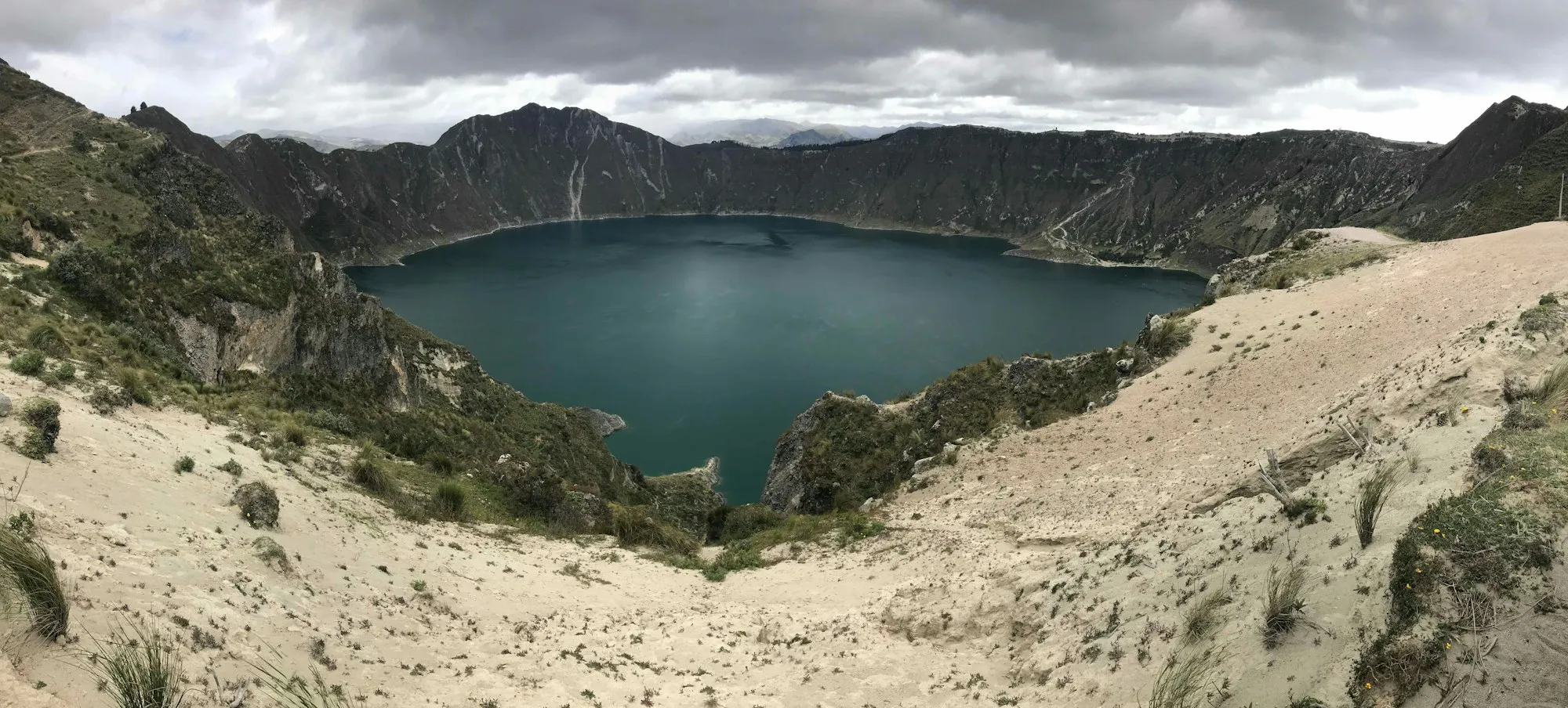 Laguna del Quilotoa, un lago de cráter turquesa rodeado de montañas en los Andes de Ecuador